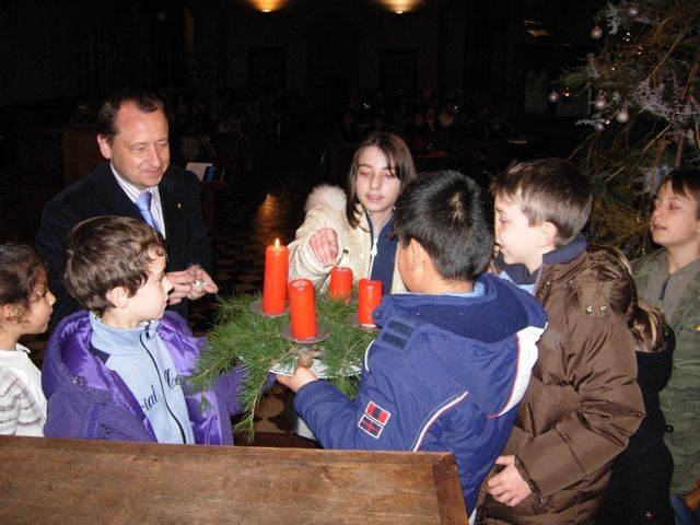 foto festa Natale 2008 accesione corona avvento