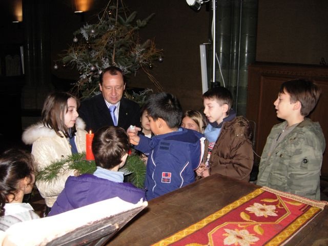 foto festa Natale 2008 accensione corona avvento